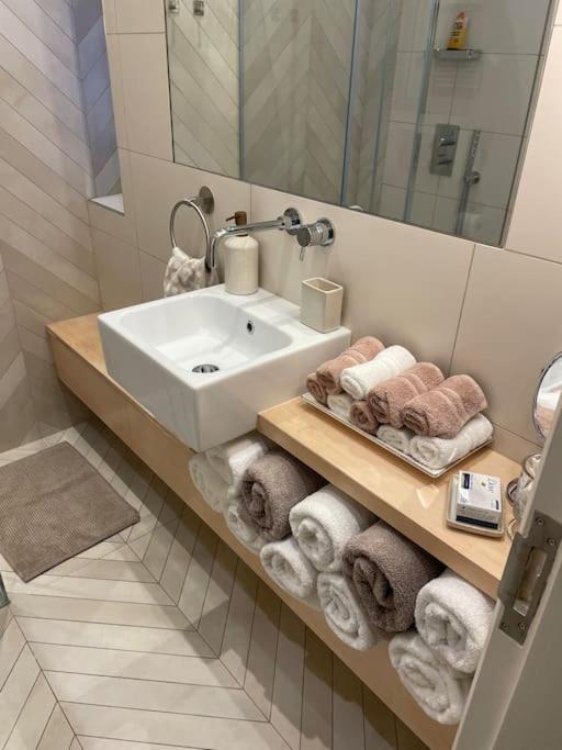 לונדון Stylish 3-Bedroom Flat In Kensington מראה חיצוני תמונה